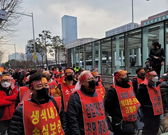 지난달 25일 정부의 사회적 거리두기에 반발한 자영업자들이 모여 국회의사당 인근에서 집회를 열고 있다.= 윤수현 기자