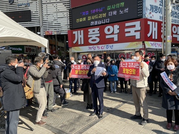 11일 포스코지주사 포항이전 범시민대책위원회 출범식에서 강창호 위원장이 기자회견을 하고 있다. ⓒ 포항이전 범시민대책위원회