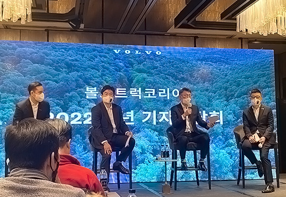 볼보트럭코리아 관계자들이 기자들의 질문에 답하고 있다. = 전대현 기자