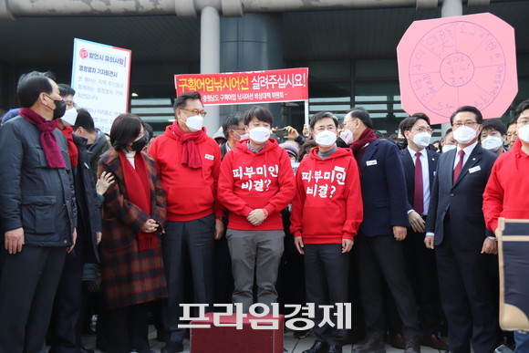 이준석 대표(가운데), 김태흠 의원(오른쪽 첫번째)), 정진석 의원(왼쪽 첫번째) ⓒ 프라임경제