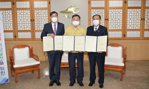 예산축협·예산군축산단체연합회가 축산악취 저감 실천 업무협약을 체결 후 기념촬영을 하고 있다. ⓒ 예산군