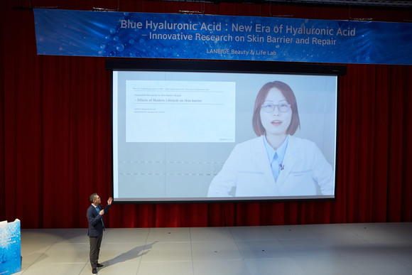 라네즈 뷰티 & 라이프 연구소 서병휘 연구소장이 연사들의 주제를 소개하고 있다. ⓒ 아모레퍼시픽