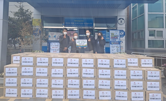 코리아월드써비스(주)가 라면 157박스(400만원 상당)를 전달했다. ⓒ 여수시