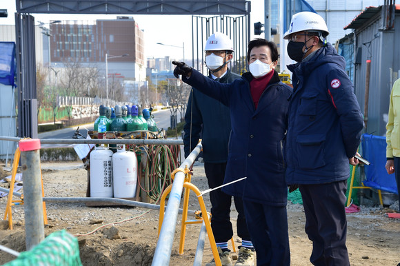 조규일 시장이 혁신도시 복합혁신센터 건립 현장을 점검하고 있다. ⓒ 프라임경제