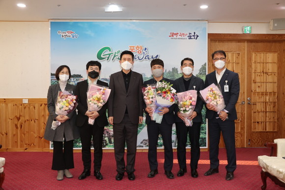 왼쪽부터 김춘희 주무관, 조성환 경관농업팀장, 이강덕 포항시장, 최창열 주무관, 최재준 공동주택팀장, 김홍식 기업SOS팀장. ⓒ 포항시