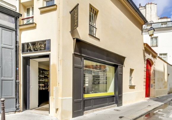 한섬이 프랑스 유명 향수 유통업체 '디퍼런트 래티튜드'와 향수 편집숍인 '리퀴드 퍼퓸바'의 한국 독점 유통 계약을 체결했다. © 한섬