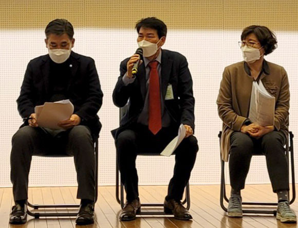 권대수 전 대구경북중소벤처기업청장(중앙)이 소상공인 규제 발굴 공감 토크콘서트에서 사회를 진행하고 있다. ⓒ 프라임경제