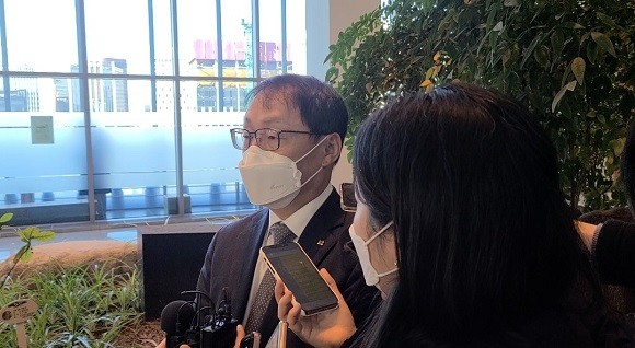 구현모 KT 대표는 LG유플러스가 인접 주파수를 추가 할당 받는 데 조건을 부과해야 한다는 입장은 유지했다. =이인애 기자