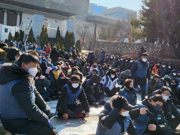 민주노총 전국택배노동조합 조합원들이 17일 서울 정부종합청사 인근에서 집회를 연 모습. =이수영 기자