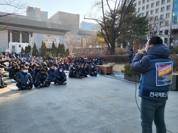민주노총 전국택배노동조합(택배노조) 조합원들이 17일 서울 정부종합청사 인근에서 집회를 연 모습. = 이수영 기자