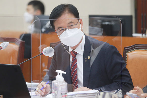 최춘식 국민의힘 의원은 지난 16일 확진자 수와 백신패스 도입 전 확진자 수를 비교, 비판의 목소리를 냈다. ⓒ 연합뉴스