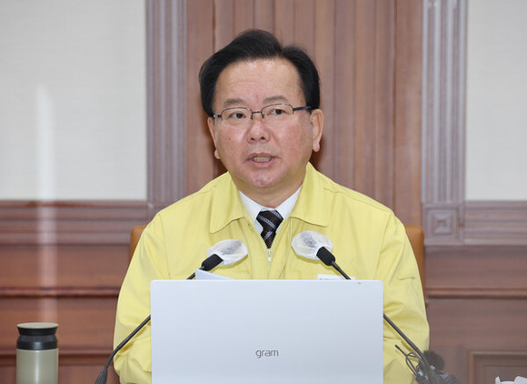 김부겸 국무총리가 18일 정부서울청사에서 열린 코로나19 중앙재난안전대책본부 회의를 주재하고 있다. ⓒ 연합뉴스