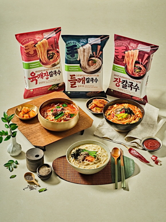 풀무원식품은 쫄깃한 면발에 진한 국물 맛이 일품인 '들깨칼국수'와 '육개장칼국수'를 출시했다. © 풀무원식품