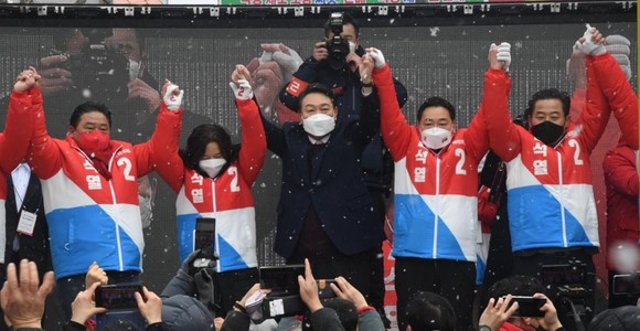 국민의힘 윤석열 대선 후보가 16일 오전 광주 광산구 송정매일시장에서 열린 거점유세에서 지지자들의 환호에 손을 들어 답하고 있다. ⓒ 연합뉴스
