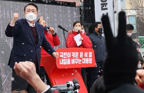 국민의힘 윤석열 대선 후보가 16일 오전 광주 광산구 송정매일시장에서 열린 거점유세에서 지지자들에게 인사하고 있다. ⓒ 연합뉴스