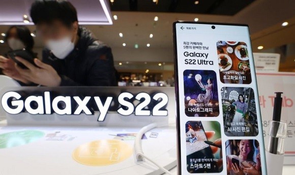 갤럭시 S22 시리즈 3종의 사전 판매량은 약 102만대로 집계됐다. ⓒ 연합뉴스