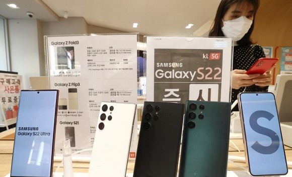 삼성전자는 갤럭시 S22 시리즈와 갤럭시탭 S8 시리즈를 한국·미국·유럽 등 전세계 40여개국에 공식 출시했다. ⓒ 연합뉴스