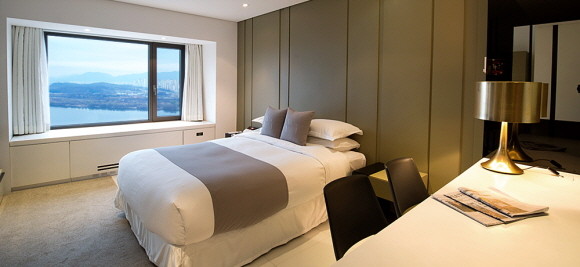 워커힐 호텔앤리조트가 20대 및 MZ세대 고객을 대상으로 '도망가자~~ 호콕'과 '20's YOUNG-CATION' 등 2종의 패키지를 선보인다. © 워커힐