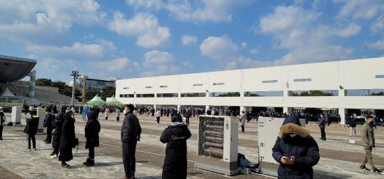 28일 광주광역시청에 마련된 선별진료소에 신속항원 또는 PCR검사를 받기 위한 긴 행렬이 이어져 있다. ⓒ 프라임경제