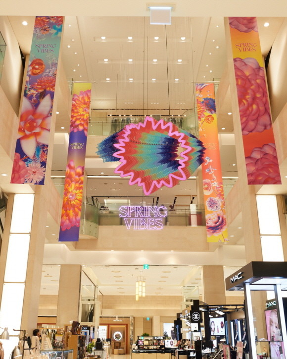 신세계는 3월 한 달간 'Spring Vibes'이라는 테마 행사를 열고 봄의 설렘과 긍정 에너지가 피어나는 봄 꽃 영상과 언택트 콘서트 등을 선보인다. © 신세계