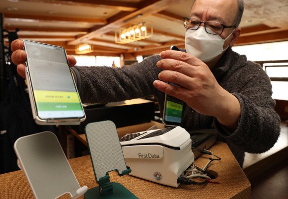 지난 1일부터 전국에서 방역패스 시행이 중단되면서 다중이용시설이나 행사 입장 시에 QR코드를 인증하거나 음성확인서를 제시할 필요가 없다. © 연합뉴스