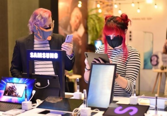 페루 리마에서 진행된 '갤럭시 S22' 출시 행사에 현지 인플루언서들이 갤럭시 S22 시리즈를 체험하고 있는 모습. ⓒ 삼성전자