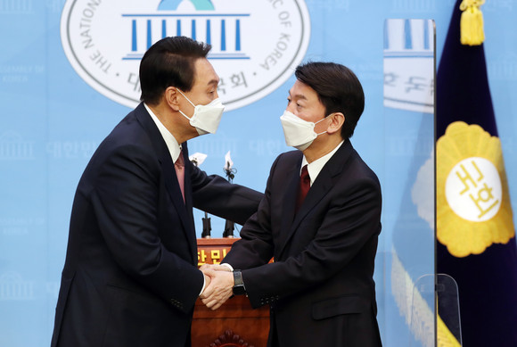 윤석열 국민의힘 대선 후보와 안철수 국민의당 대선 후보가 3일 오전 국회 소통관에서 단일화 기자회견을 마치며 포옹하고 있다. ⓒ 국회사진기자단