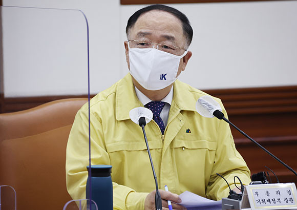 홍남기 부총리 겸 기획재정부 장관은 3일 비상경제 중앙대책본부회의를 열어 소상공인 지원에 대한 논의를 했다. ⓒ 연합뉴스