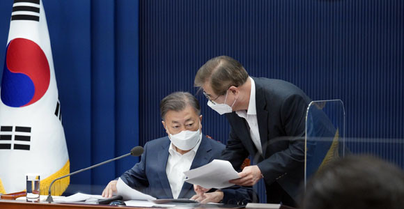 문 대통령은 "차기 정부에서는 '2021~2030 안보 위협 전망'을 넘어 인구감소와 고령화를 비롯해 우리가 직면하고 있는 장기적 도전들이 우리 사회·경제와 특히 안보에 미칠 파급영향을 고려해 우리의 생존과 번영을 위한 국가안보전략을 수립해 나가기를 기대한다"고 밝혔다. ⓒ 청와대