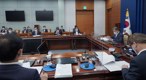 이번 보고는 글로벌 '안보 패러다임'의 전환적 시기에 향후 10년간 지속적으로 대응 역량을 강화해야 할 주요 분야를 제시하고, 국가적으로 자원과 역량을 투입함으로써 적극적이고 능동적으로 대비해 나가야 한다는 점을 제시하고 있다. ⓒ 청와대