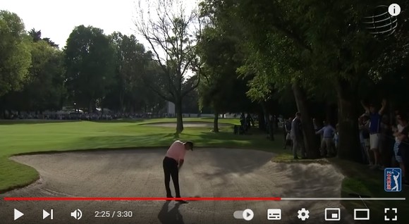 타이거 우즈가 벙크에서 샷을 날리고 있다. ⓒ PGA TOUR 유튜브 채널 캡처