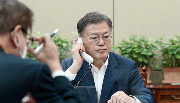 문 대통령은 지난 2020년 4월 블라디미르 젤렌스키 우크라이나 대통령과 정상 통화 후 러시아가 우크라이나를 침공하고 있는 현재 3일 또 다시 통화를 했다. ⓒ 청와대