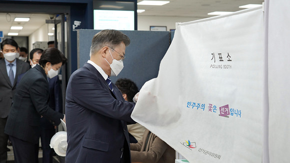 문 대통령은 제20대 대톨령 선거 사전투표 첫 날인 4일 서울 삼청동 주민센터에서 김정숙 여사와 사전투표를 했다. ⓒ 청와대