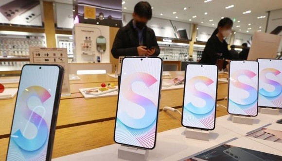 삼성전자는 삼성멤버스 공지를 통해 "GOS에 성능 우선 옵션을 제공하는 업데이트를 실시할 예정"이라고 밝혔다. ⓒ 연합뉴스