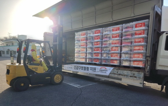 롯데가 경북과 강원에서 발생한 산불 피해 이재민을 돕기 위해 성금 10억원을 사회복지공동모금회에 기탁하고 구호키트와 생필품도 지원한다. © 롯데