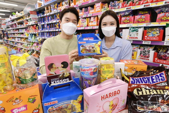 홈플러스는 오는 16일까지 '화이트데이 스윗 페스티벌'을 열고, 초콜릿, 사탕, 젤리 등 대표 인기상품을 파격가에 선보인다. © 홈플러스