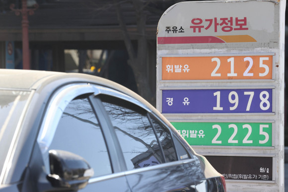 서울시내 한 주유소 안내판에 유가정보가 표시돼있다. ⓒ 연합뉴스