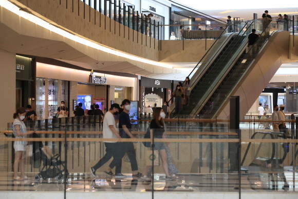 여의도 IFC 매각주관사 이스트딜시큐어드는 이지스자산운용-신세계프라퍼티 컨소시엄과 미래에셋맵스리츠를 최종 숏리스트로 선정했다. © 연합뉴스