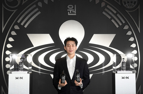 박재범이 출시한 '원소주'가 완판 행렬을 이어 가고 있다. ⓒ 원스피리츠