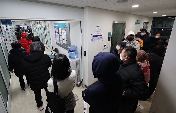 제20대 대통령선거 투표일인 9일 오전 서울 송파구 석촌동 주민센터에 마련된 석촌동 제1투표소에 시민들이 투표를 하기 위해 길게 줄을 서 있다. ⓒ 연합뉴스