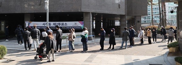 제20대 대통령선거 투표일인 9일, 서울 종로구 사직동 제2투표소에서 시민들이 투표를 하기 위해 길게 줄을 서 있다. ⓒ 연합뉴스