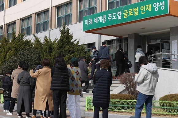 제20대 대통령선거 투표일인 9일 오후 서울 여의도 윤중중학교에 마련된 여의동 제7투표소에서 유권자들이 투표를 하기 위해 줄 서 있다. ⓒ 연합뉴스