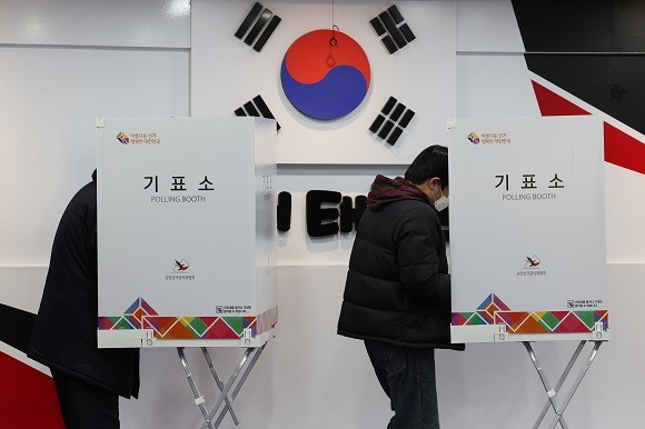 제20대 대통령선거일인 9일 오전 서울 강서구 현대태권도 체육관에 마련된 화곡8동 제5투표소에서 유권자들이 투표하고 있다. ⓒ 연합뉴스
