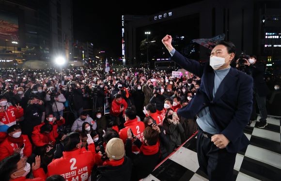 지난 5일 윤석열 대통령 당선인이 서울 노원역 교차로 유세 현장에서 지지를 호소하고 있는 모습. ⓒ 연합뉴스