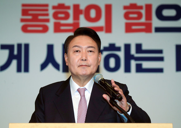 윤석열 당선인이 10일 오전 서울 여의도 국회에서 당선 인사 기자회견을 하고 있다. ⓒ 연합뉴스