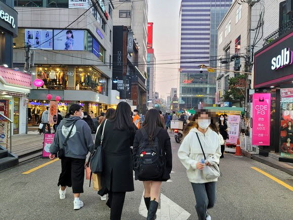 홍대 거리에서 시민들이 발걸음을 옮기고 있다. =윤수현 기자