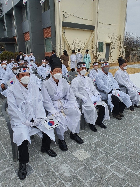 (왼쪽 두번째) 기념식을 진행중인 이강덕 포항 시장. =권영대 기자