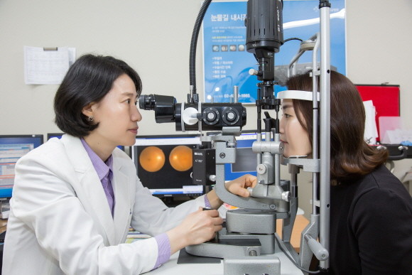 전연숙 중앙대병원 안과 교수(왼쪽). © 중앙대학교병원