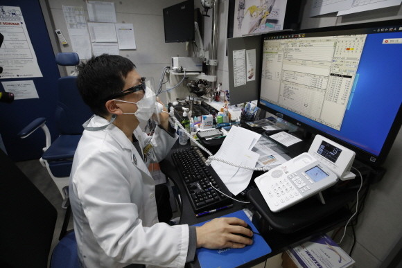 정부가 코로나19 확진자 증가에 따라 16일부터 코로나19에 확진된 50대 기저질환자는 재택치료시 일반관리군으로 분류하고, 60세 이상과 면역저하자만 집중관리군으로 관리한다. © 연합뉴스