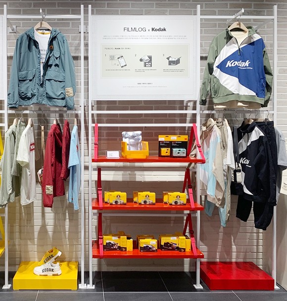 코닥어패럴이 필름현상소 및 카메라 숍 '필름로그'와 협업하며, 일부 특화매장에서 운영한 필름현상 서비스를 확대 시행한다. © 하이라이트브랜즈